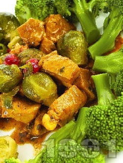 Ароматно телешко месо със задушени броколи, моркови и брюкселско зеле - снимка на рецептата